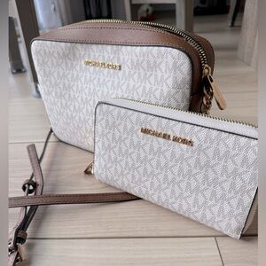 Michael Kors Jet Set matching purse and wallet